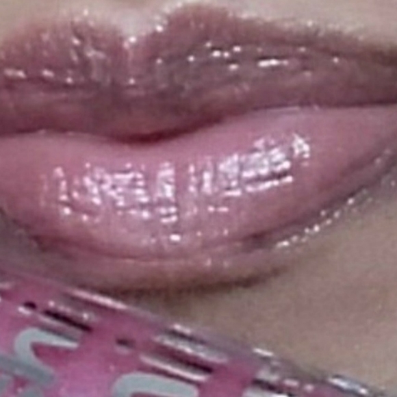 Essence Shine Shine Shine Wetlook Lipgloss, #07 HAPPYNESS IN A BOTTLE, 5 ml - Picture 3 of 4